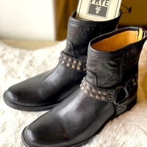 NWT Frye - Phillip Studded Harness Boots - 7 1/2 B